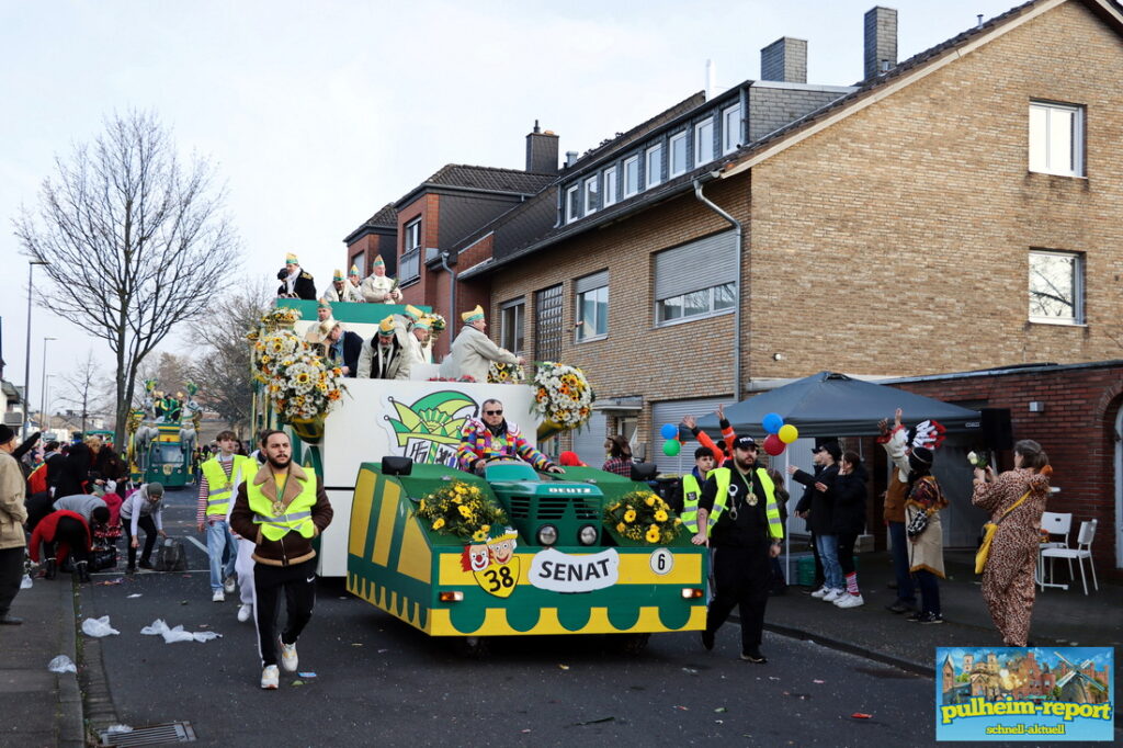 Auf dem Foto vom letzten Karnevalszug sieht man links und rechts die Wagenengel.