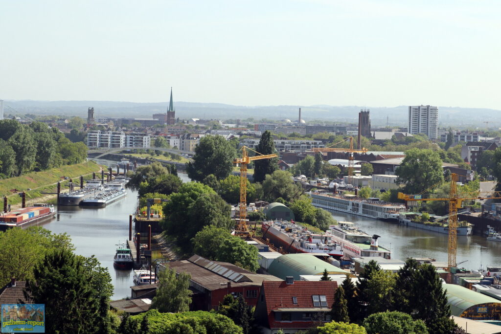 Schiffe im Mülheimer Hafen in Köln