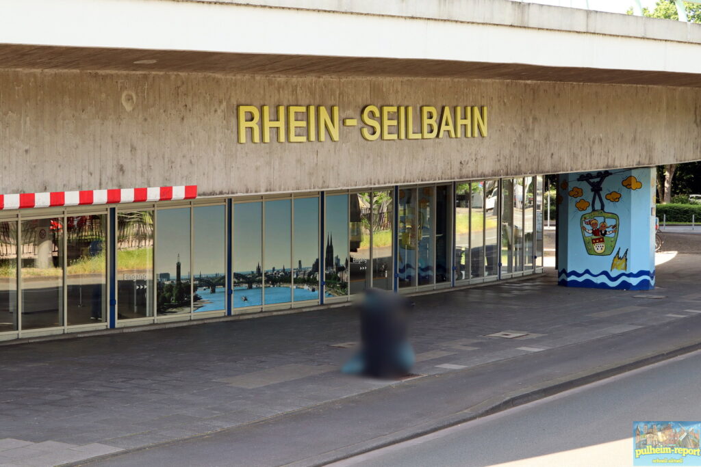 Eingang zur Rhein-Seilbahn am Kölner Zoo
