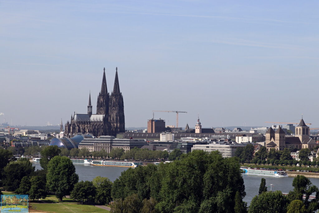 Blick auf Kölner Dom und Rhein