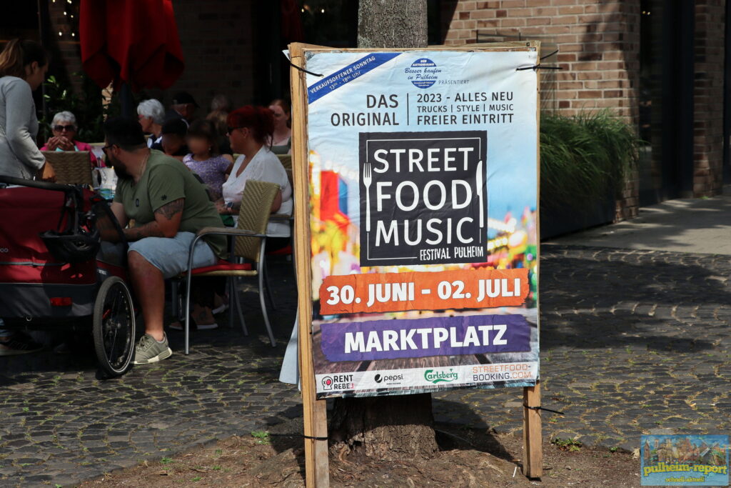 Ein Plakat am Pulheimer Marktplatz zum Street Food Music Festival Pulheim.