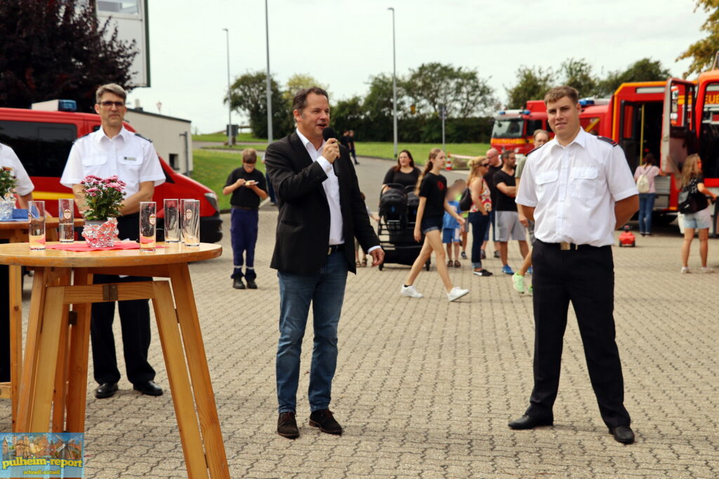 Bürgermeister Frank Keppeler und Jugendwart Marvin Breuer eröffneten das Fest offiziell.