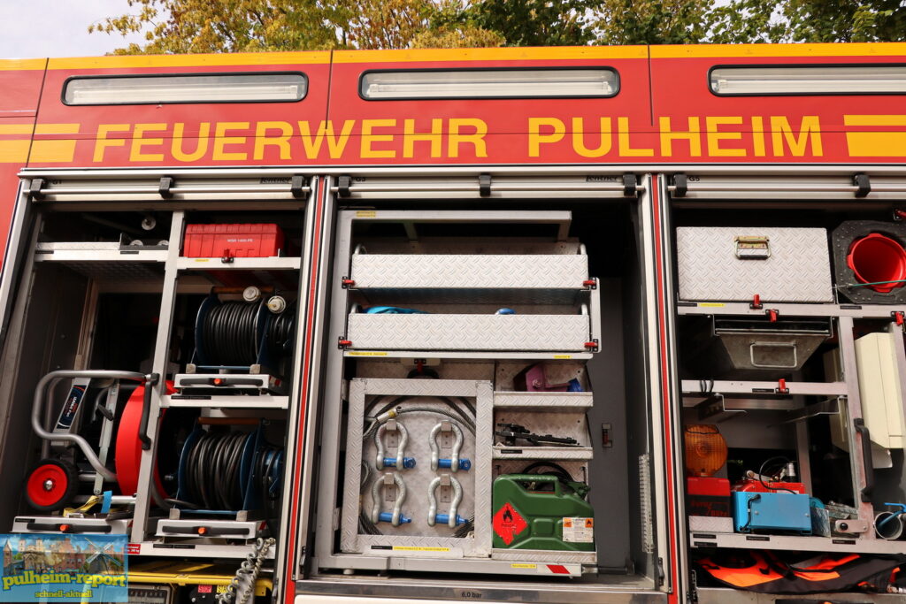 Hier sieht man etwas von der umfangreichen Ausstattung eines Feuerwehrfahrzeugs.