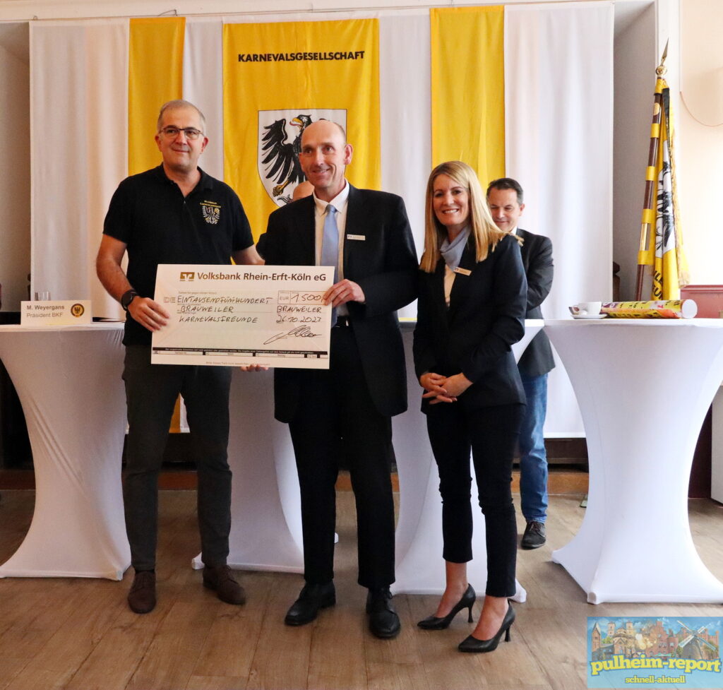 Der Filialleiter der Volksbank Rhein-Erft-Köln in Brauweiler übergab einen Spendenscheck über 1.500 Euro an die Brauweiler Karnevalsfreunde.