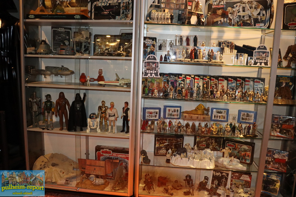 Ein Regal mit einer ganzen Sammlung an Star-Wars-Stücken.