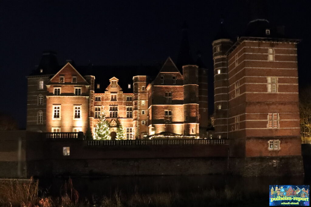 Blick auf das weihnachtliche Schloss Merode