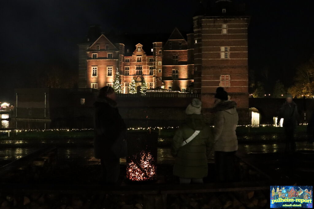 Schloss Merode weihnachtlich beleuchtet