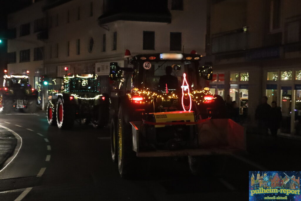 Eine mittlerweile liebgewonnene Tradition bei Groß und Klein - Die Lichterfahrt der Traktoren in Pulheim
