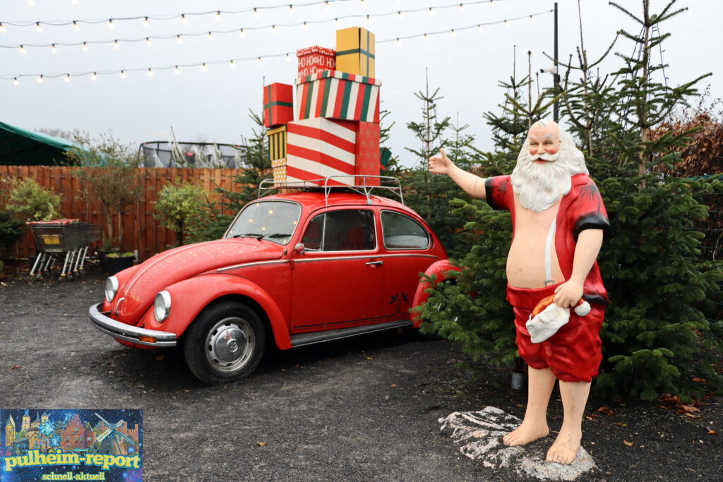 Der Weihnachtsmann mit seinem Auto voller Geschenke.