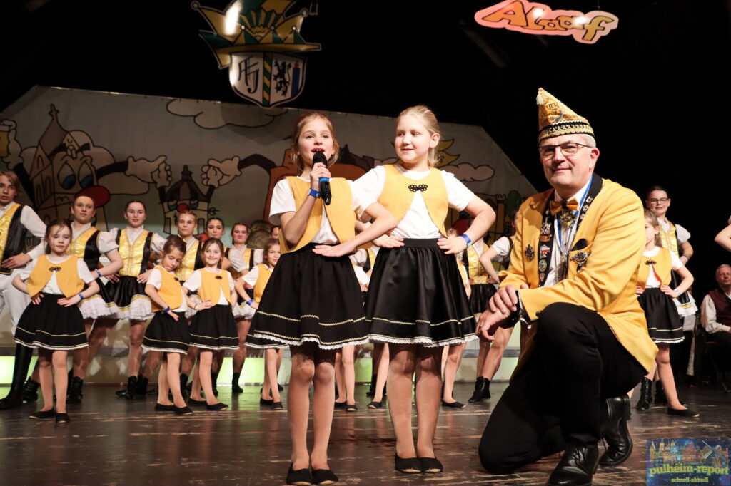 Der Präsident der Brauweiler Karnevalsfreunde, Michael Weyergans, mit dem Tanznachwuchs.