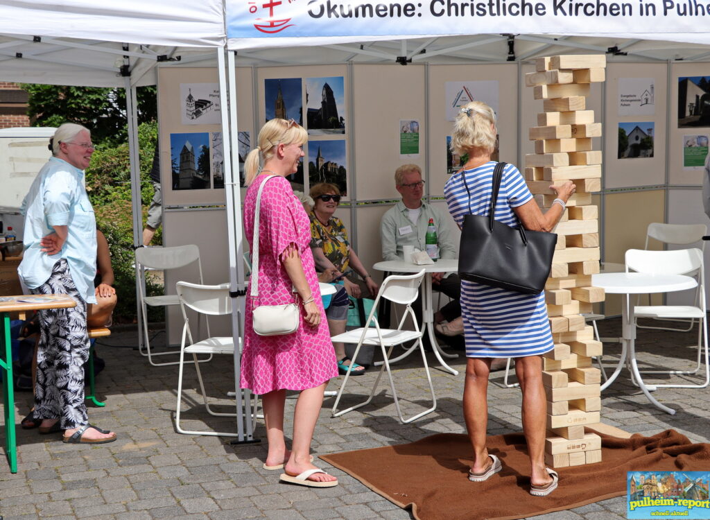 ie "Christlichen Kirchen in Pulheim" luden zum Jenga-Spielen ein.