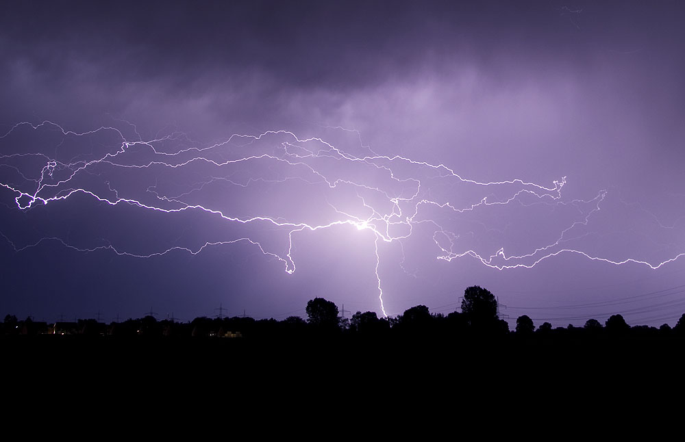 Blitze am Himmel  (Foto: Gerd Bierling)