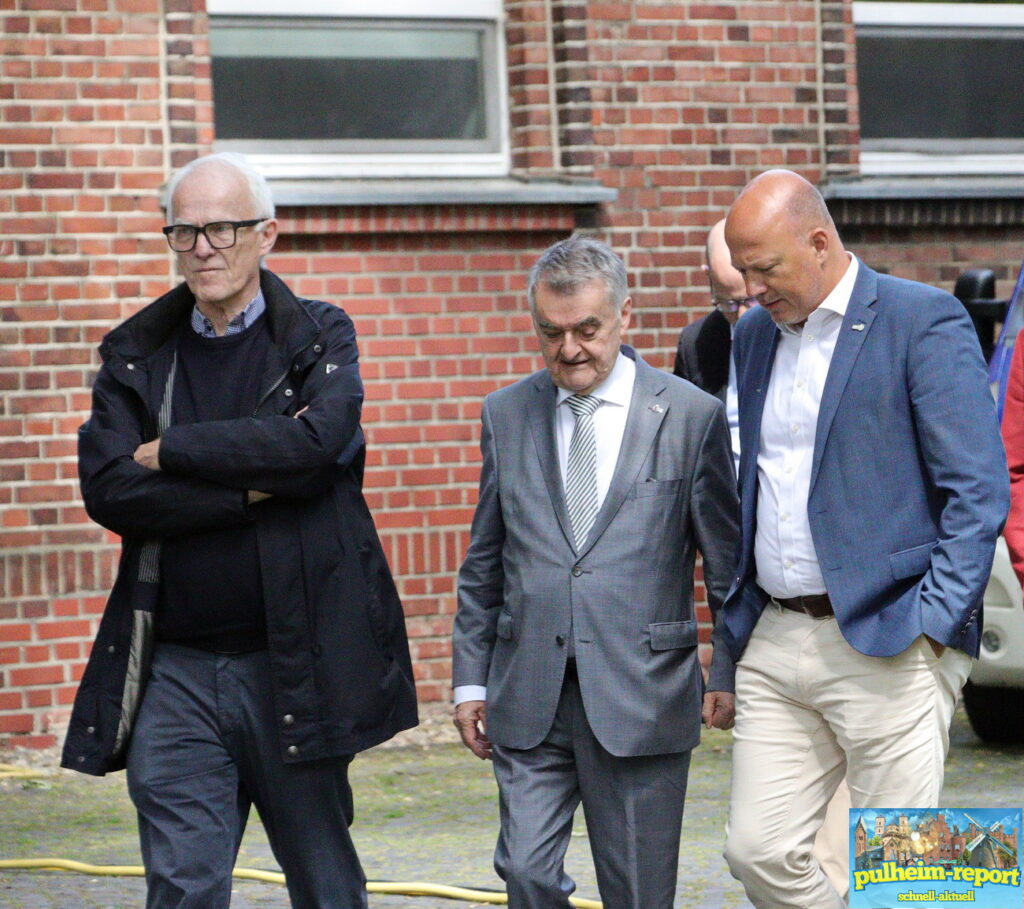 Jürgen Rüttgers, Herbert Reul und Frank Rock beim Sicherheitstag vom Löschzug Brauweiler (v. l. n. r.)