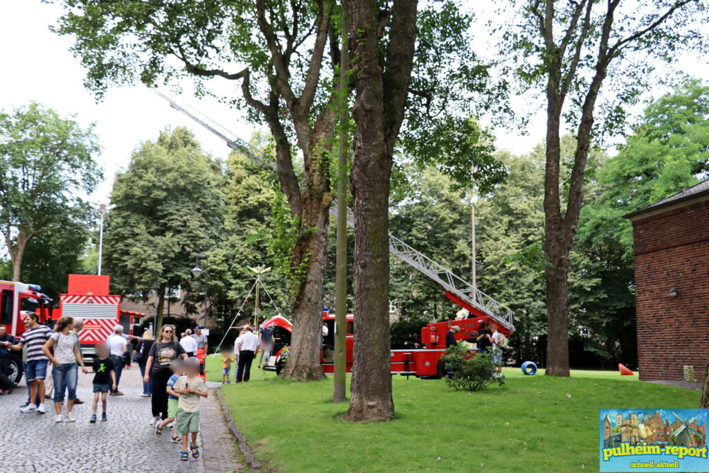 Ein Blick auf ein Feuerwehrauto mit ausgefahrener Leiter.