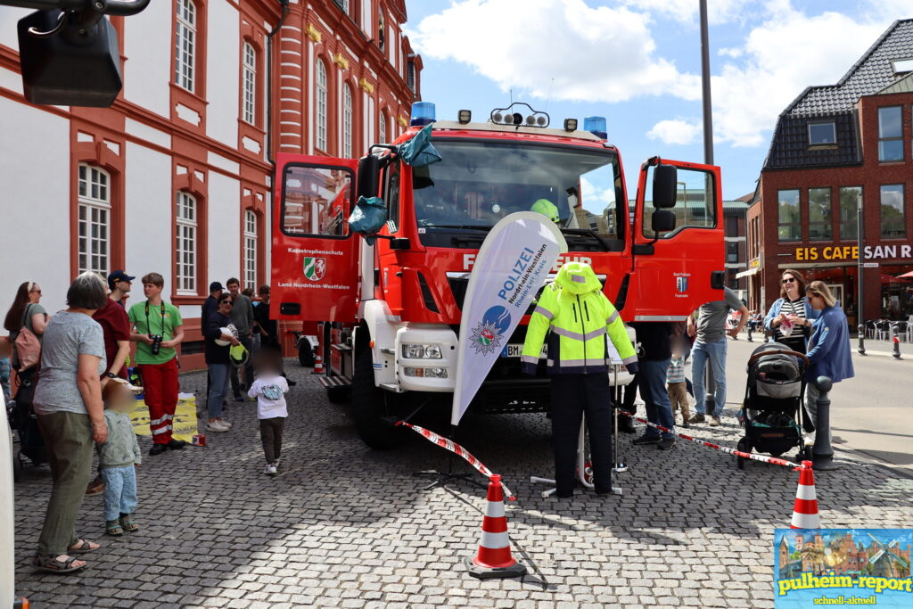 Alle Generationen bestaunten die Einsatzfahrzeuge.