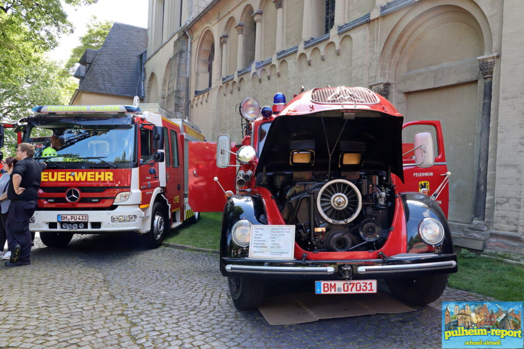 Die Feuerwehr Frechen zeigte historische Feuerwehrfahrzeuge.