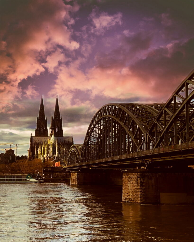 Der Kölner Dom mit einem wunderschönem Himmel.