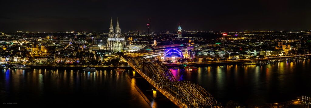 Die Kölner City im Dunkeln (Foto: Artur Mittelstedt)