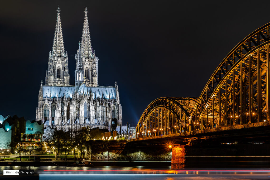 Der Kölner Dom bei Nacht (Foto: Artur Mittelstedt)