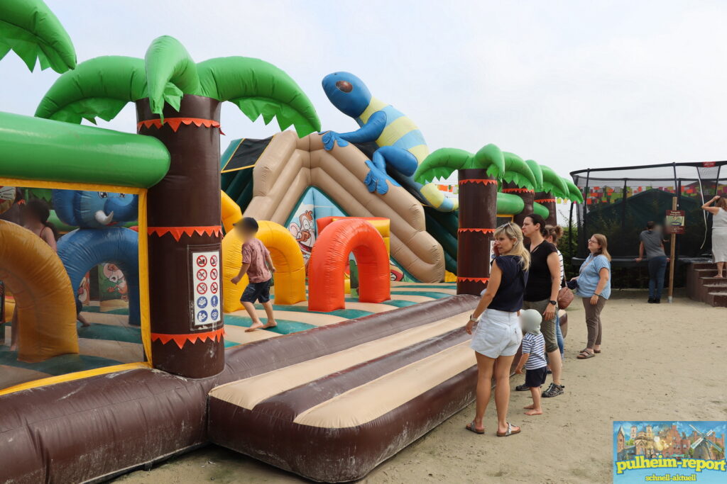 Bunte Hüpfburgen und bunte Tiere - die Kinder haben hier viel Spaß.