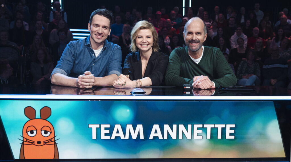 Sie spielen für den guten Zweck im Team Annette: v.l.n.r. Felix Neureuther, Annette Frier und Christoph Maria Herbst. (Bild: WDR/Ben Knabe/Trickstudio Lutterbeck)