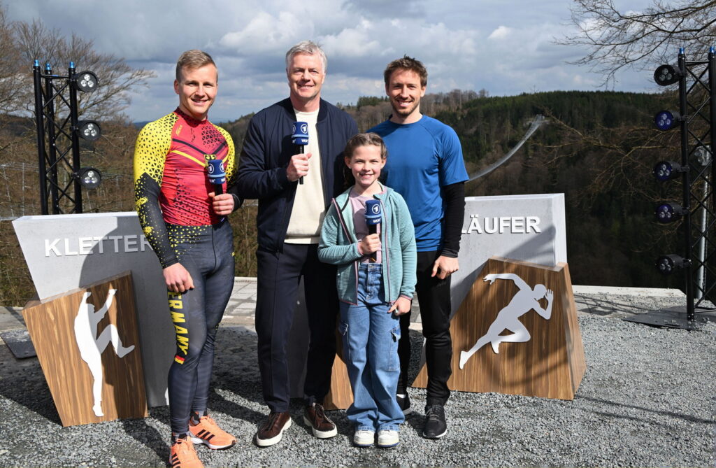 V.l.n.r.: Tom Gehlert, Kommentator Tom Bartels, Amelie (11) aus Pulheim und Parkourer „Andi“ Andreas Wöhle in Willingen im Sauerland. (Bild: WDR/Ben Knabe/Trickstudio Lutterbeck)