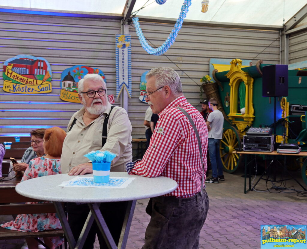 Norbert Rohde und Willy Heinrichs im Gespräch.