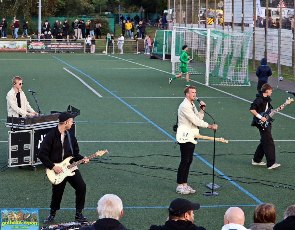 Die Pulheimer Band Aluis trat in der Halbzeit auf.