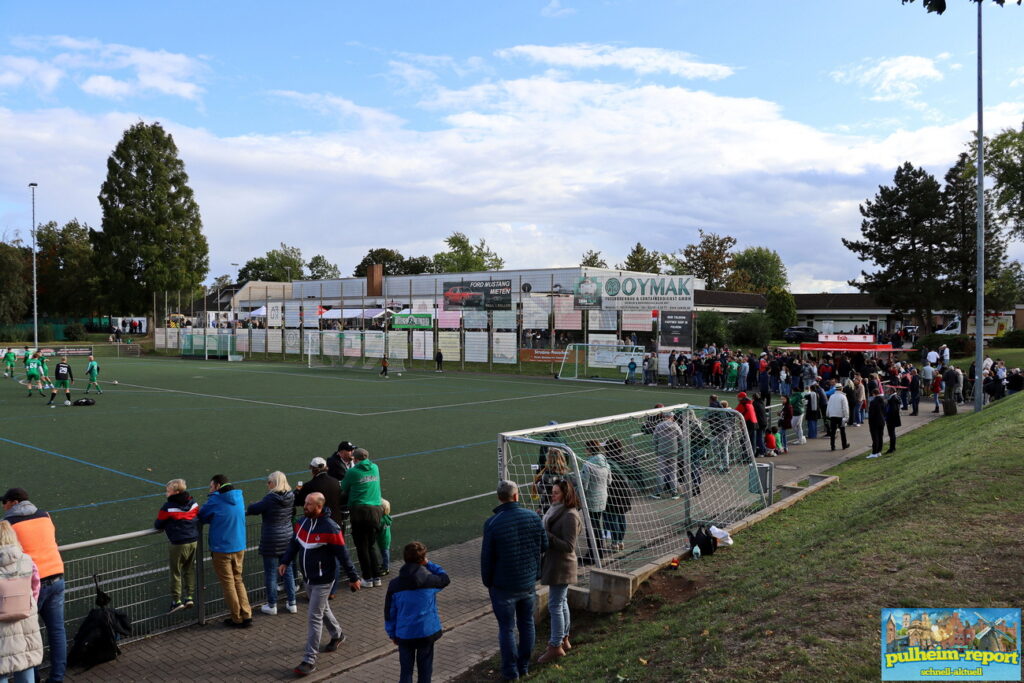 Nach und nach kamen immer mehr Zuschauer zum Pulheimer Sportzentrum, um das Benefizspiel zu sehen.