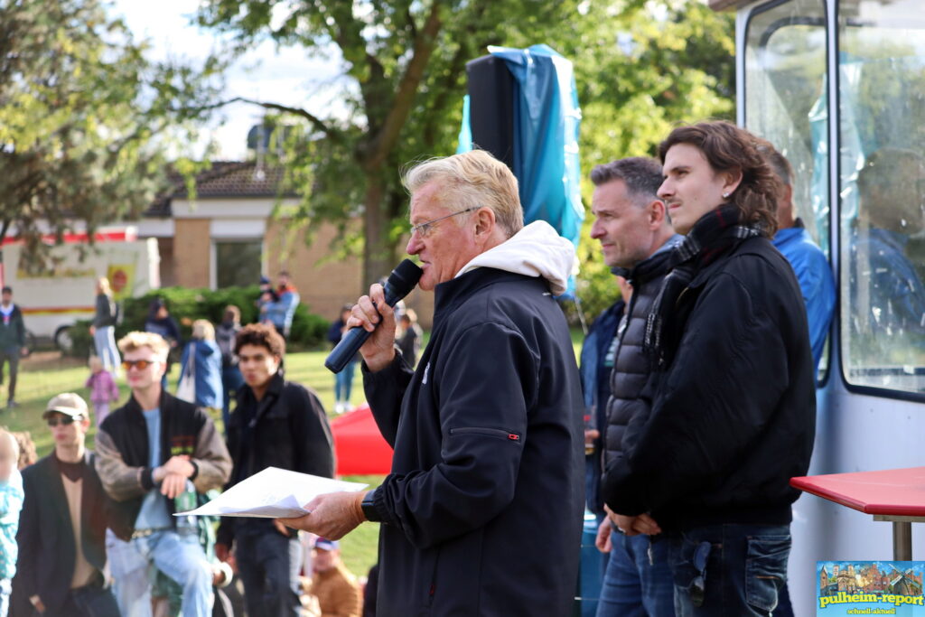 FC-Stadionsprecher Michael Trippel moderierte und begrüßte u. a. den Vater und Bruder von Max, die einige Worte an die Anwesenden richteten.