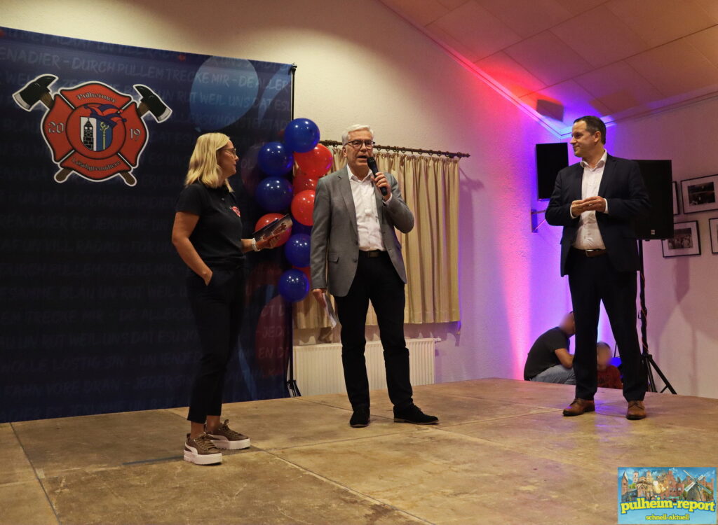 Jugendleiterin Anja Baumanns, Ortsvorsteher Gert Lauterbauch und Bürgermeister Frank Keppeler freuten sich auf Löschi's First Dance.