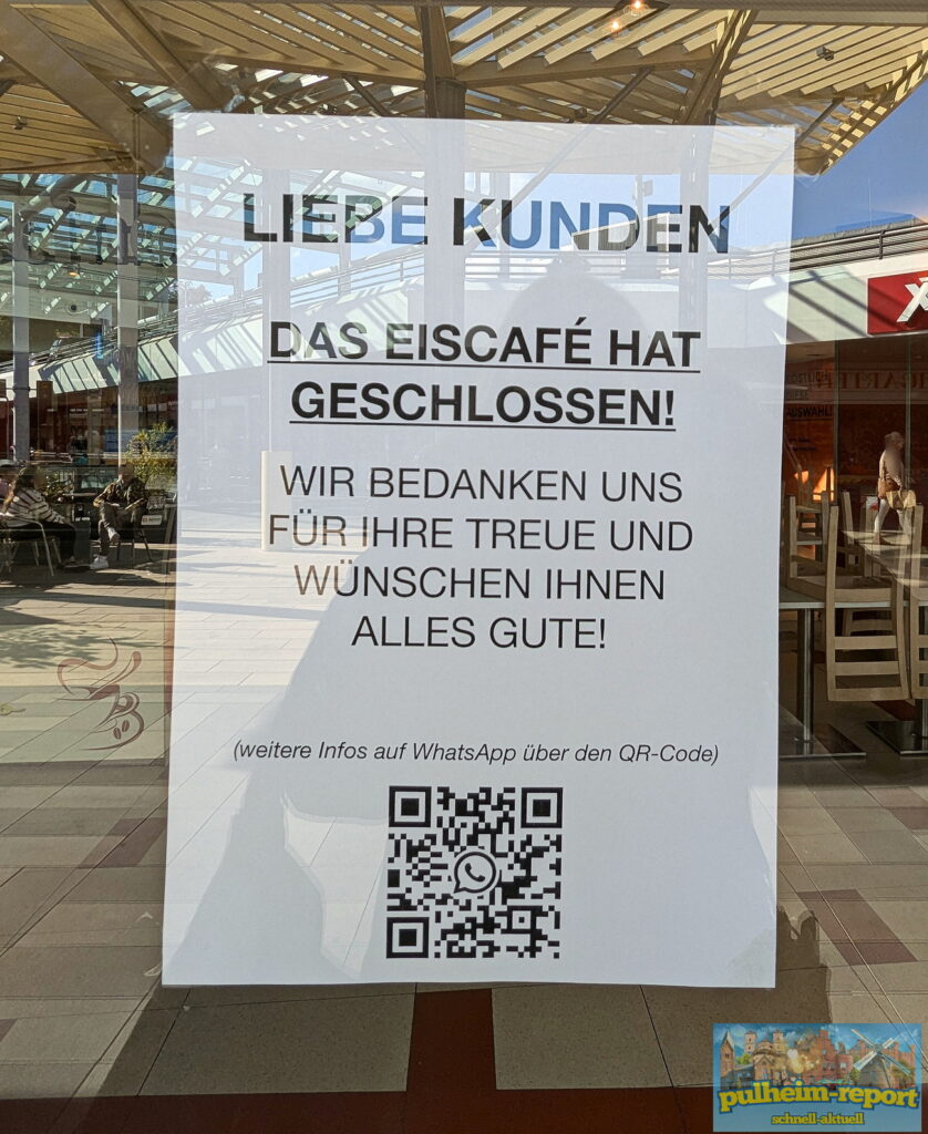 Die Betreiber des Eiscafés verabschieden sich von ihrer Kundschaft.