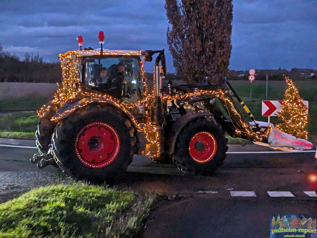 Viele beleuchtete Traktoren gab es zu bestaunen.