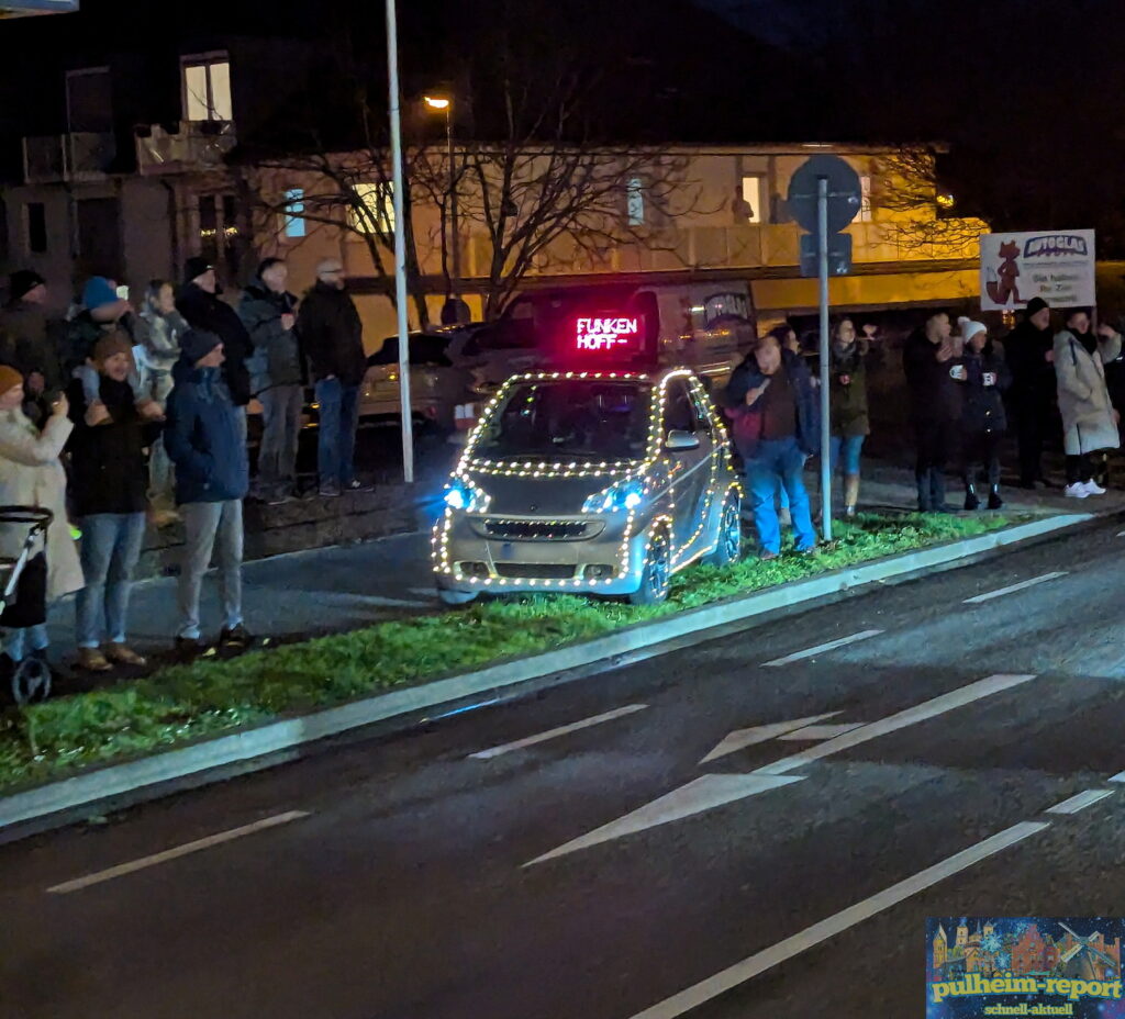 Auch am Straßenrand konnten bunt beleuchtete Fahrzeuge bestaunt werden.