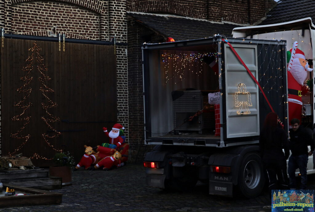 Auf dem weihnachtlich geschmückten Hahnenhof stellten sich die Traktoren auf.