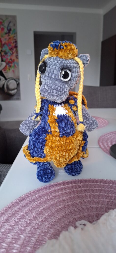 Maskottchen von Rene Wermke (Jungfrau des Stommeler Dreigestirns 2025)