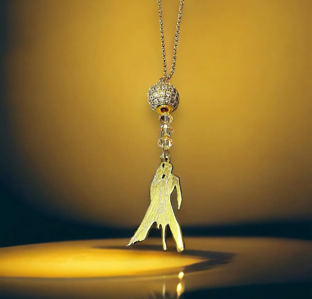 Passend für Tänzer sowie Let's Dance Fans gibt es unter anderem die Kette "Dancing Star Pokal" (Foto: Instagram-Account "bellatricia_refined" - mit freundlicher Genehmigung)