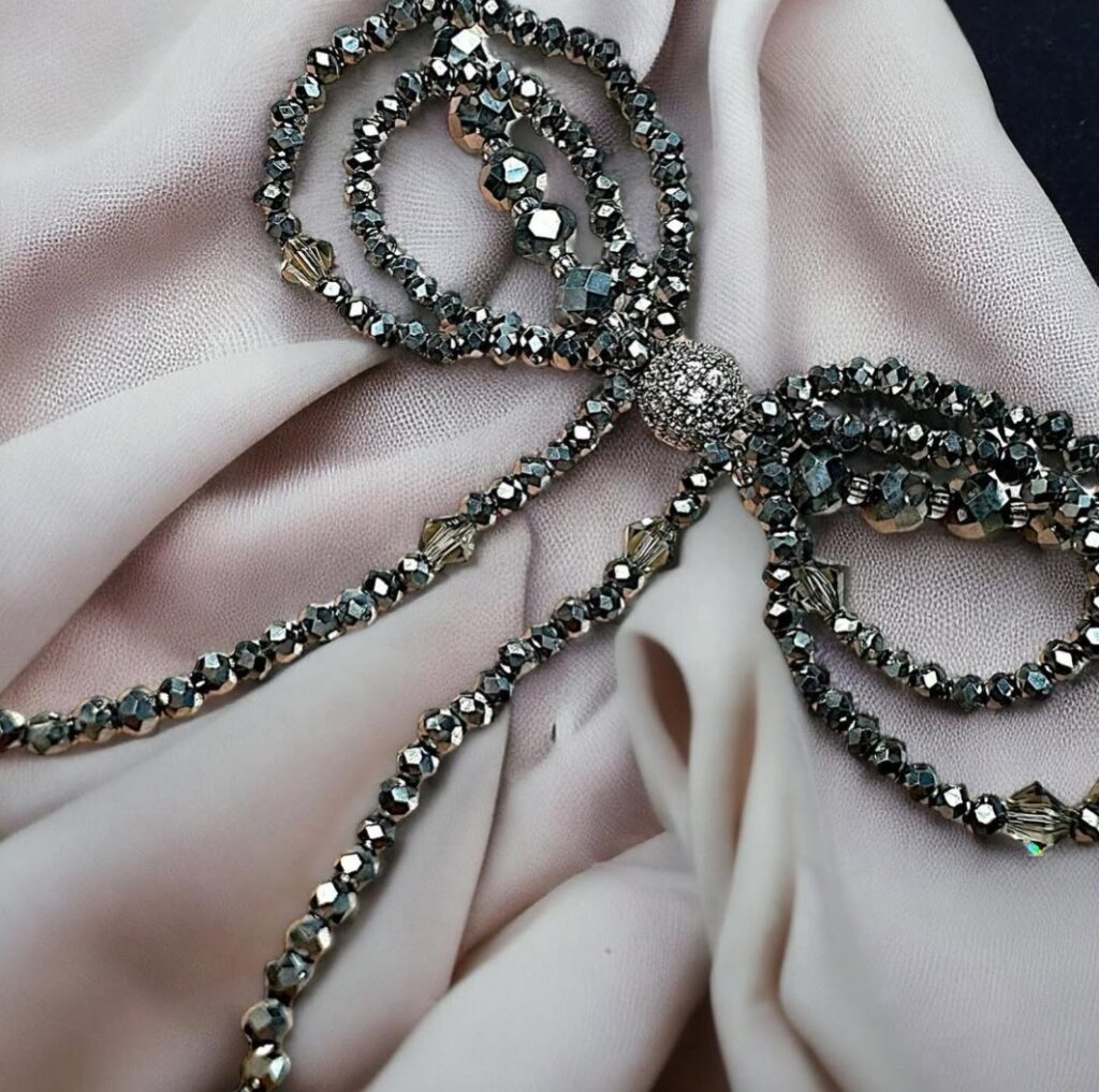 Auch verschiedene Schleifenketten sind bei Bellatricia Refined Fashion zu finden (Foto: Instagram-Account "bellatricia_refined" - mit freundlicher Genehmigung)