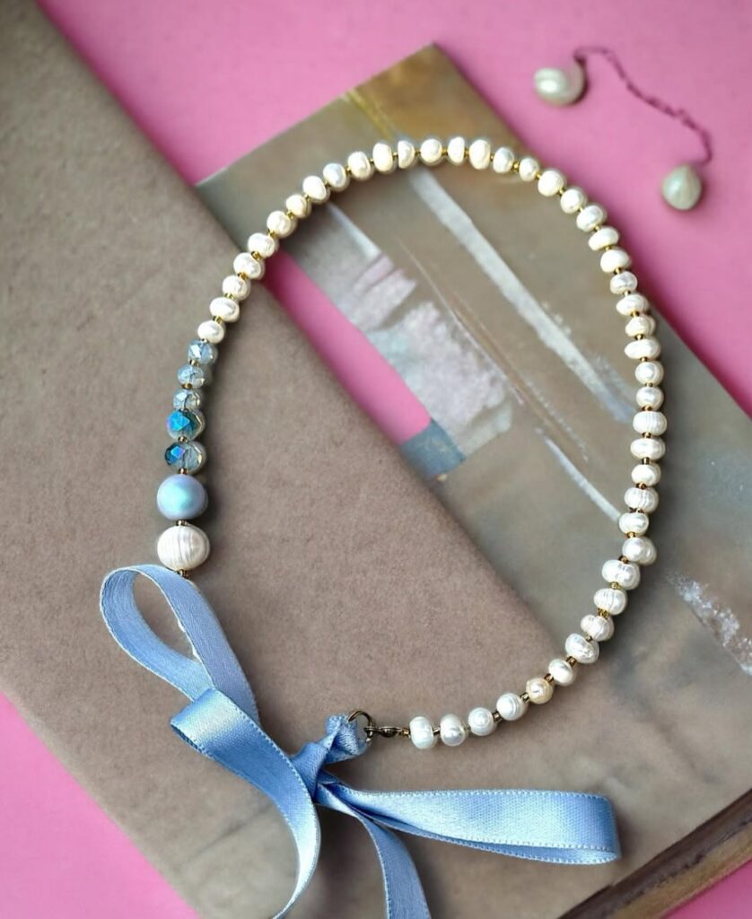 Auch verschiedene Schleifenketten sind bei Bellatricia Refined Fashion zu finden (Foto: Instagram-Account "bellatricia_refined" - mit freundlicher Genehmigung)