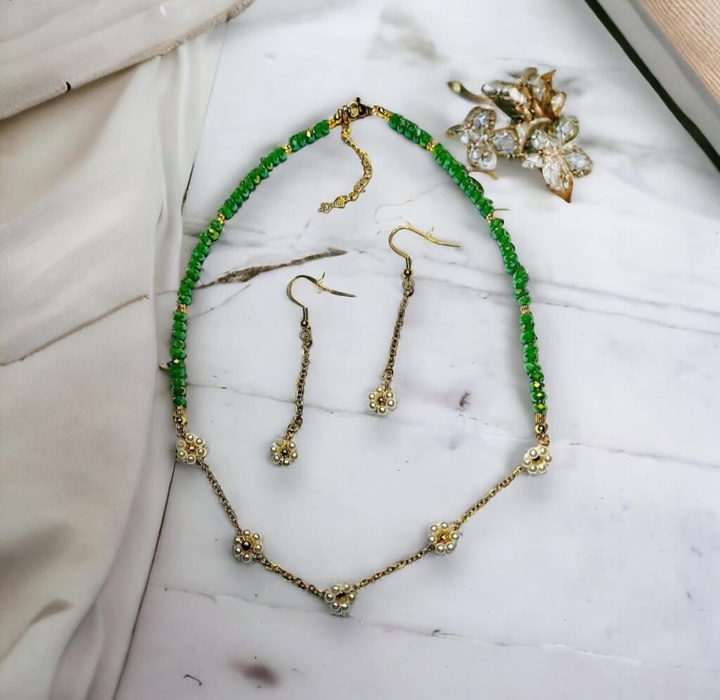 Set mit Blümchen als Halskette und Ohrringe (Foto: Instagram-Account "bellatricia_refined" - mit freundlicher Genehmigung)