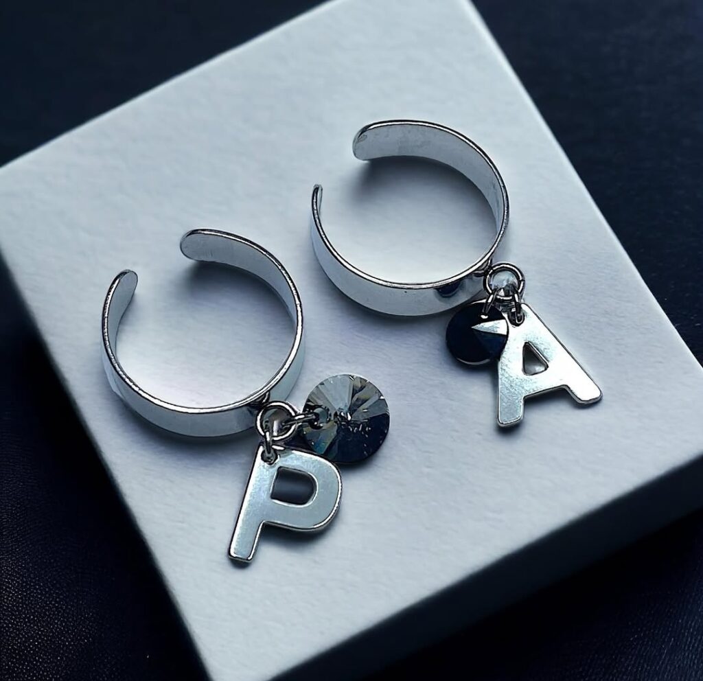 Ringe mit Anfangsbuchstaben (Foto: Instagram-Account "bellatricia_refined" - mit freundlicher Genehmigung)