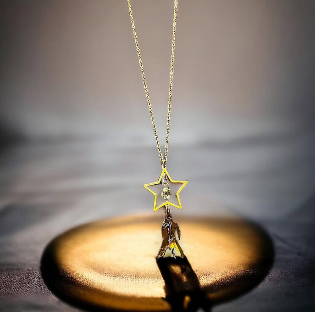 Auch die Kette "Dancing Star Pokal New Edition" ist ein ideales Geschenk für Fans (Foto: Instagram-Account "bellatricia_refined" - mit freundlicher Genehmigung)