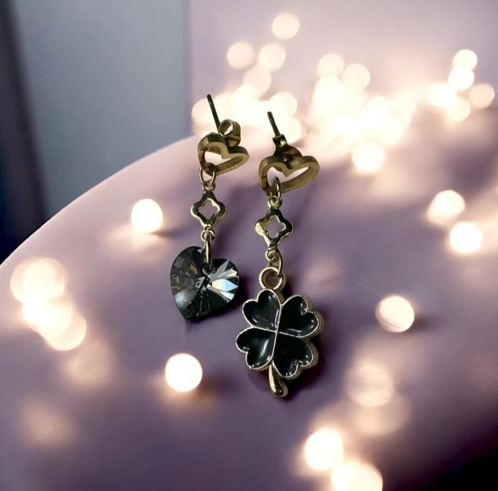 Ohrringe mit Kleeblatt und Swarovski Herz (Foto: Instagram-Account "bellatricia_refined" - mit freundlicher Genehmigung)