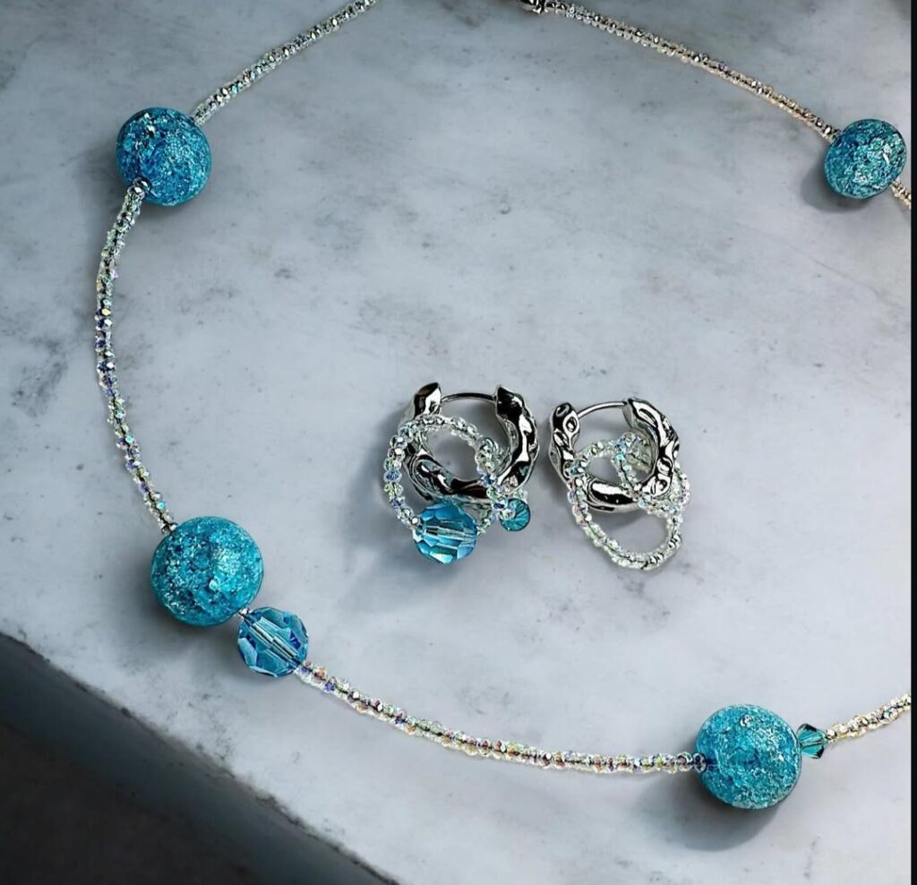 Set in Weiß/Transparent mit Türkis/Blau (Foto: Instagram-Account "bellatricia_refined" - mit freundlicher Genehmigung)