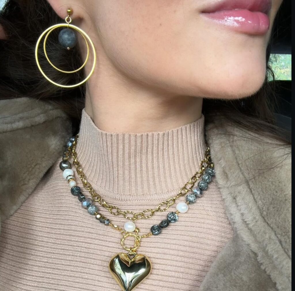 Auch mehrere Ketten zusammen lassen sich gut kombinieren. (Foto: Instagram-Account "bellatricia_refined" - mit freundlicher Genehmigung)