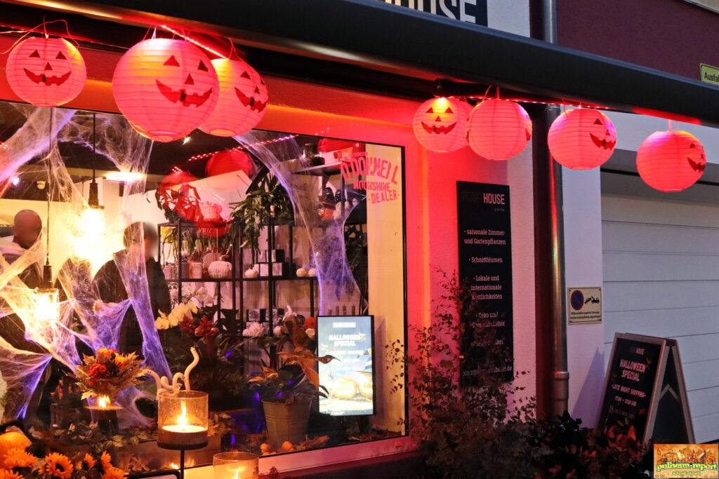 Das Planthouse von außen - beleuchtet im Halloween-Look