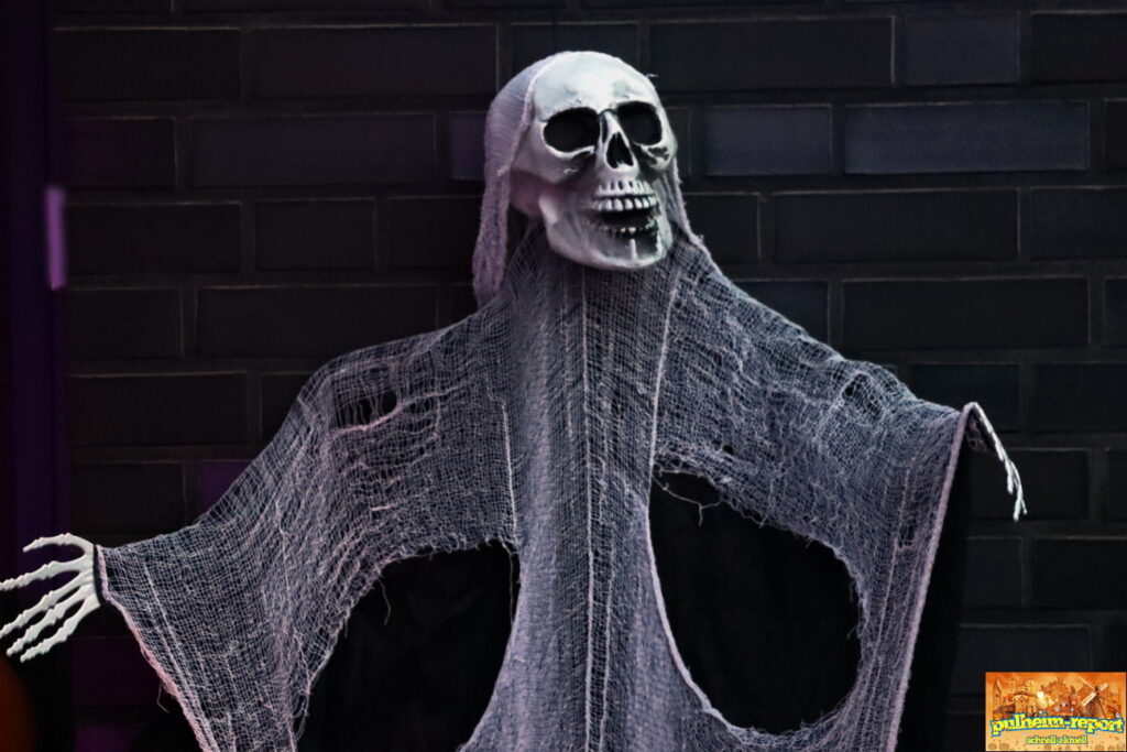 Trotz ihres Lächelns ist diese Gestalt unheimlich.