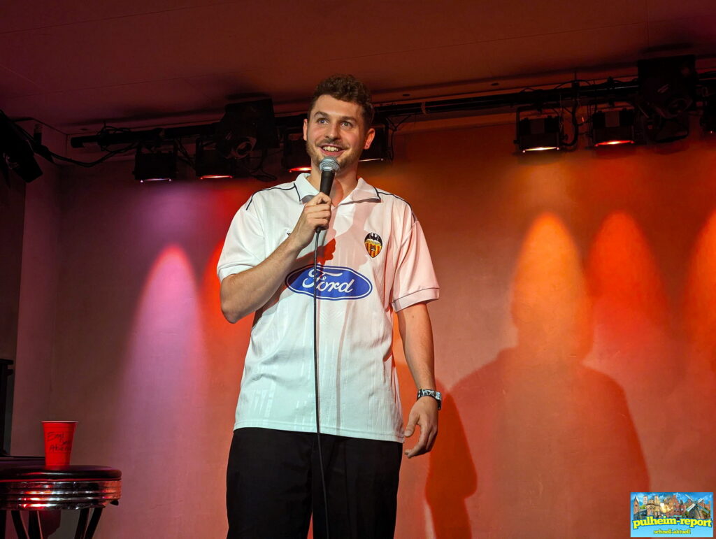 Fabian Lampert bei seiner Solo-Premiere auf der Bühne der Wohngemeinschaft Köln