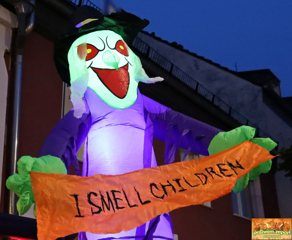 Ein Blickfang: Die große aufblasbare Hexe