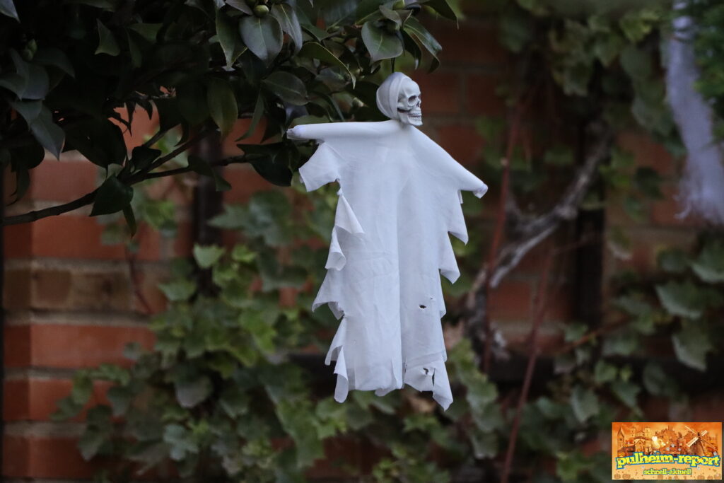 Zu Halloween hängen einige dunkle Gestalten ab.